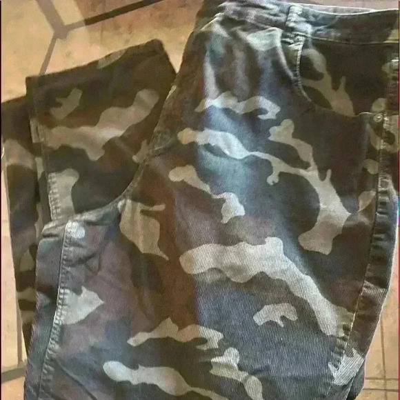 New! American Eagle Super Stretch Camo Mom Corduroy Jeans - Picture 3 of 8